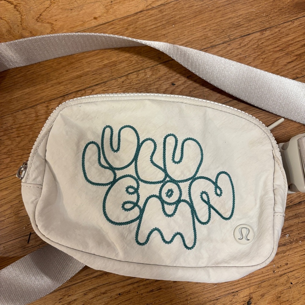lululemon athletica Everywhere Belt Bag - Picture 3 of 7